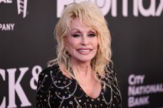 Kacey Musgraves Pays Tribute to Dolly Parton With ‘Rainbow’ & ‘Here You Come Again’ Live in Boston